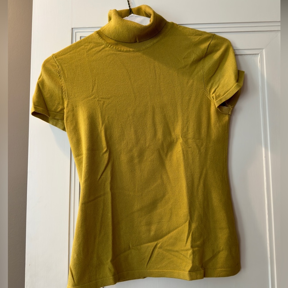 Anne Klein knit turtleneck short sleeve top. Size M.